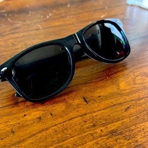 Tilly’s black sunglasses